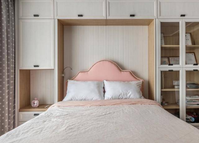 小户型的卧室别放床头柜在墙上打一排柜子实用又美观