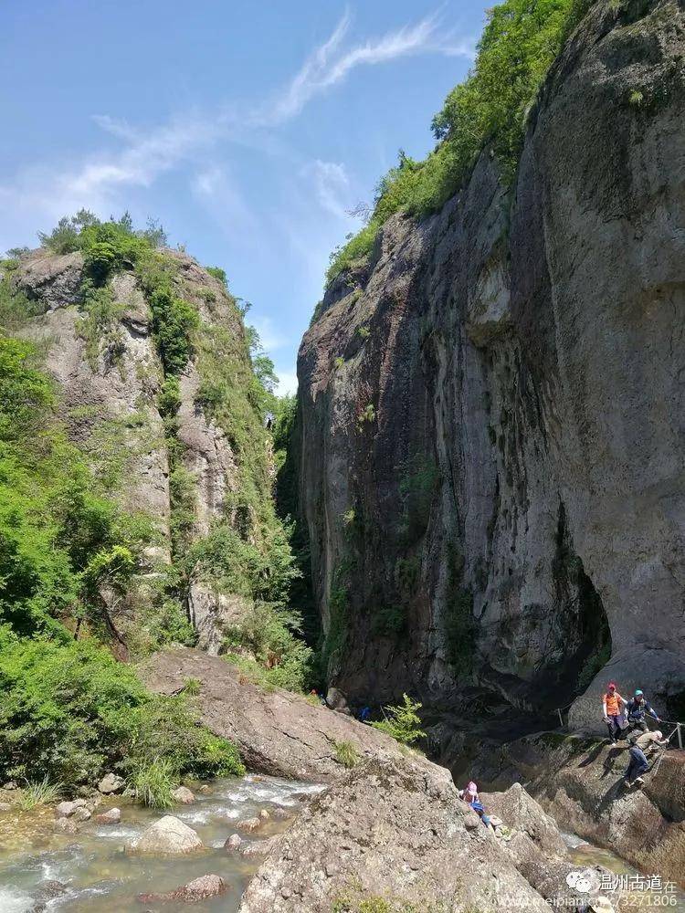 樂清市登山協會群友相約穿越雙龍谷南嵩巖,我們五十餘人從獅子山起