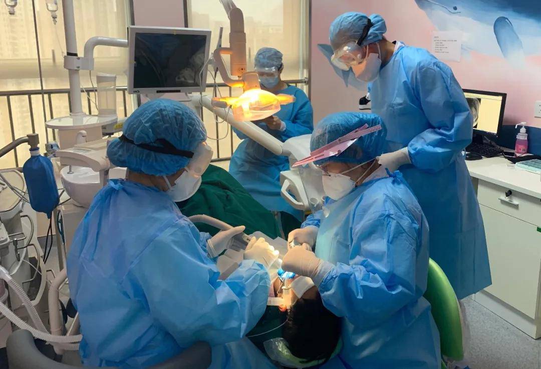 全麻团队与袁维蓉医生为姜姜进行手术