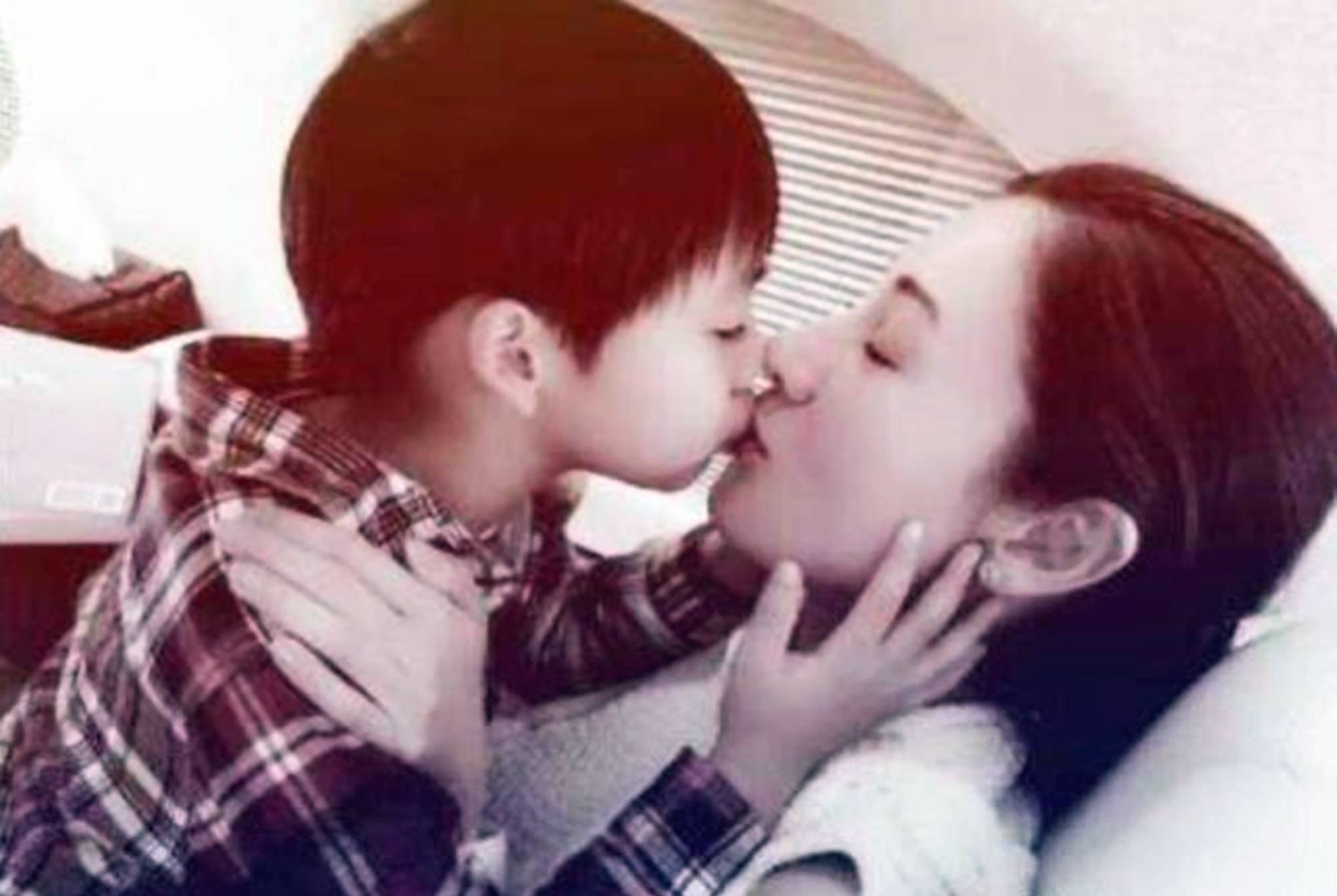 "最美港姐"李嘉欣和8岁儿子共浴,当亲情过了界,对孩子是伤害