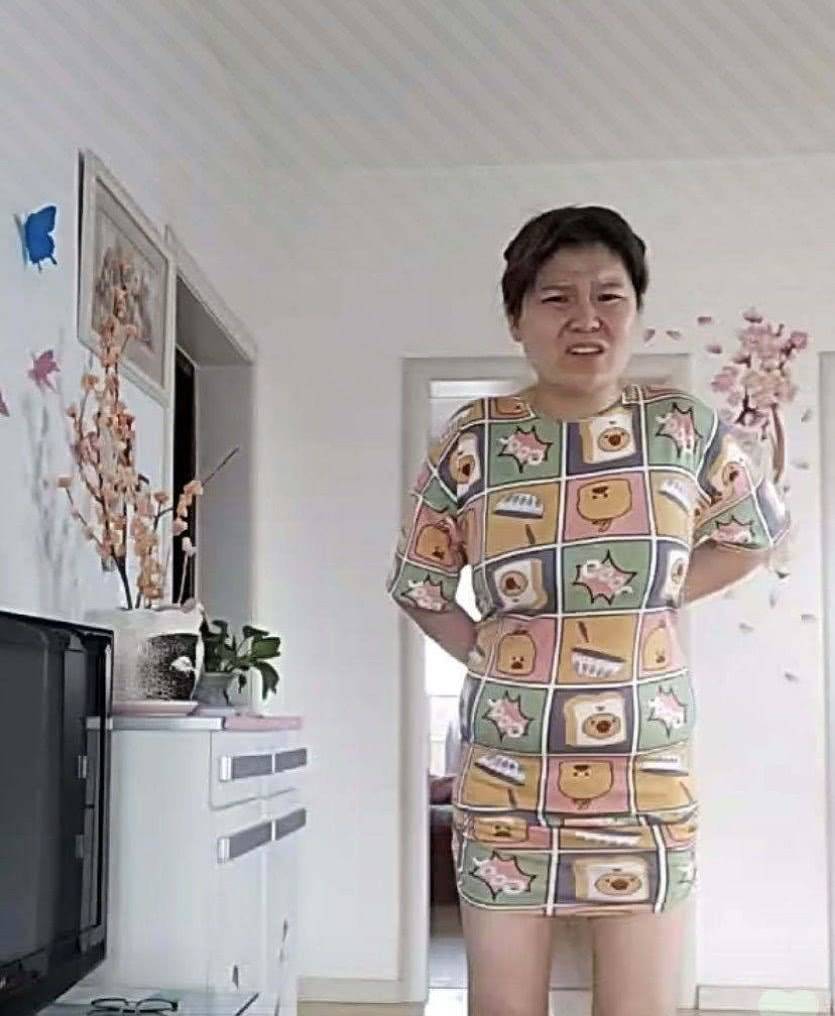 "郭老师"减肥成功,腰和腿的线条清晰可见,美颜后的