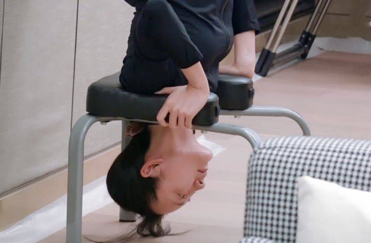 原创女明星为了身材有多拼王鸥在镜头前做倒立上衣未夹紧大秀蜂腰