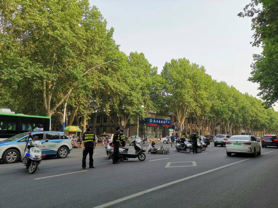 近日,红旗路与永安路交叉口发生一起交通事故,一辆电动车与机动车发生