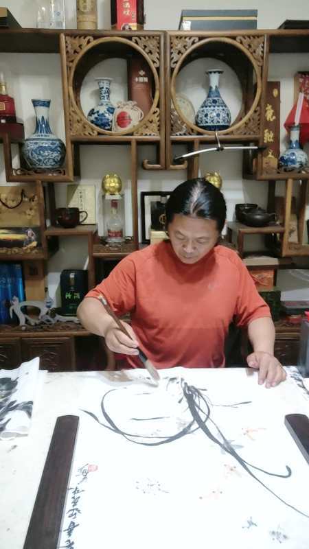 图)冯义兵,字得草,生于河南,自幼随父亲硏习书画,学习刘继卣,齐白石