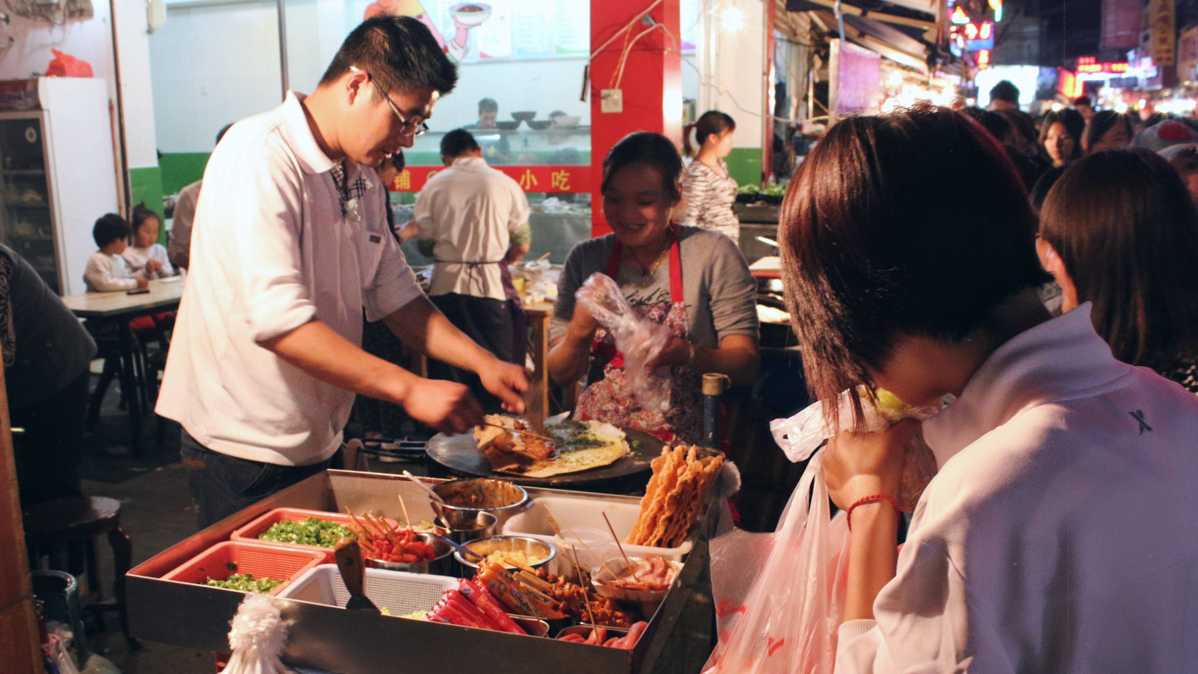 地摊经济兴起究竟该卖些什么