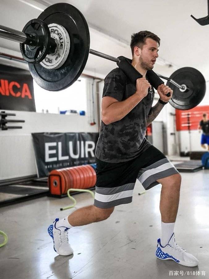 不胖东契奇晒家乡撸铁照今天也是举铁的1天每日2练严控饮食