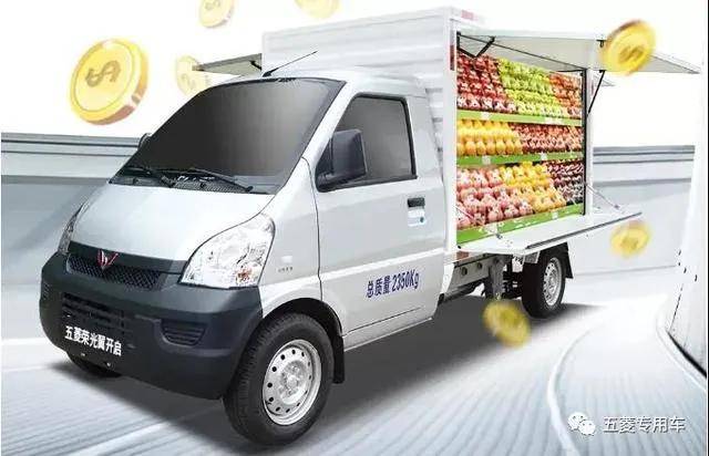 美女爱直播，英雄出地摊