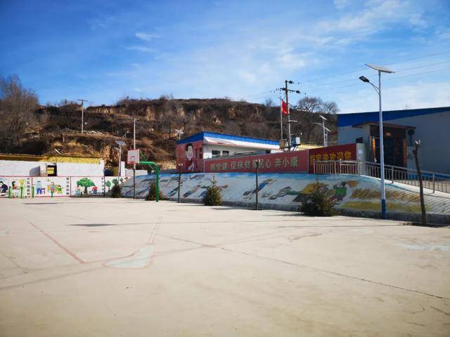 群众排忧解难,扶贫帮困暖融民心",这是方山县圪洞镇郭家湾村党支部