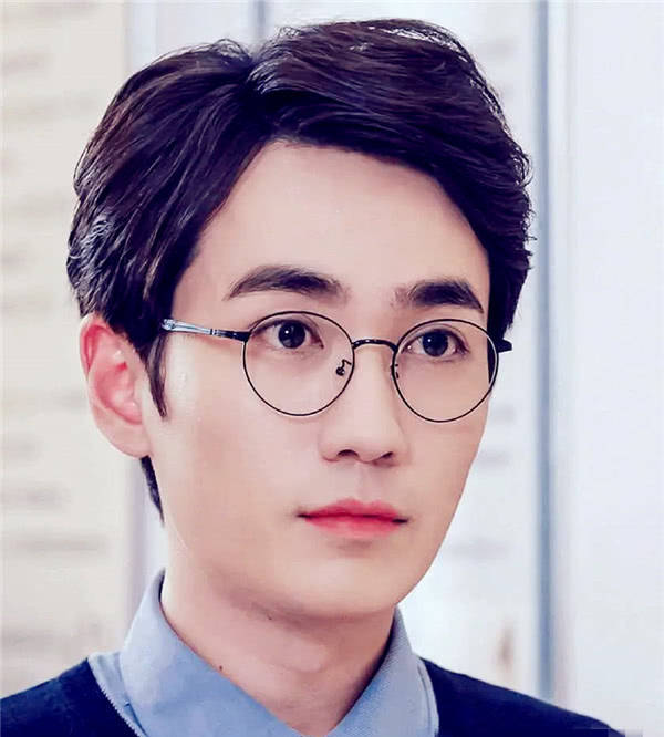 戴眼镜最帅气的五位男星,朱一龙只能排第2,看到小白:神仙颜值