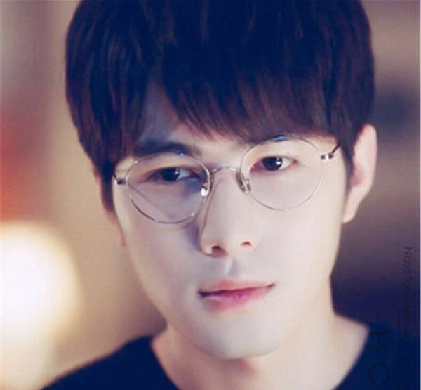 戴眼镜最帅气的五位男星,朱一龙只能排第2,看到小白:神仙颜值