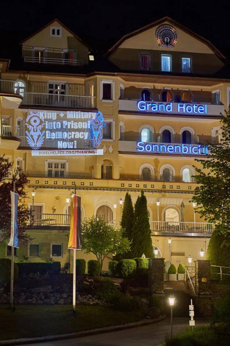 疫情带着20个妃子德国玩乐,不但泰国民众不爽,连德国民众也怒了_拉隆