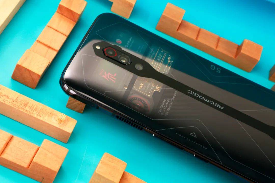 图赏硬核美学红魔5g氘锋透明版