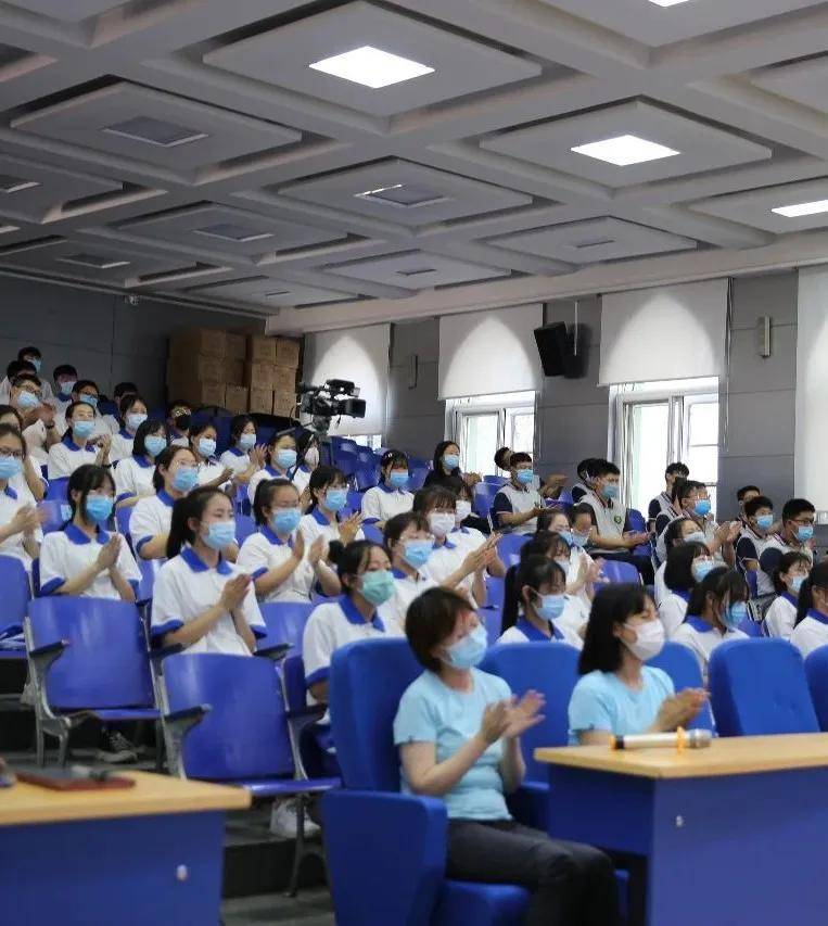 天津民族中专举行战"疫"英雄报告会
