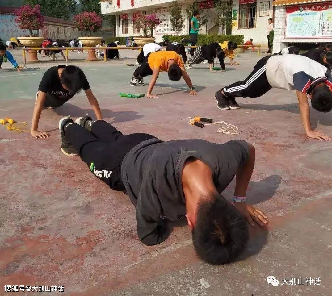 一點,大家應該從他的動作中就能看出,單手完成變向過人,蝴蝶穿花上籃