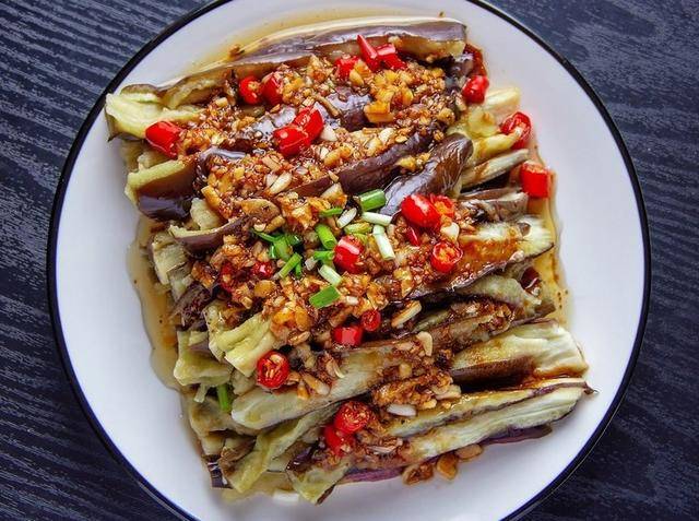 凉拌蒜泥茄子,鲜香软糯,不炒不炸,家常凉菜这么吃,美味又爽口