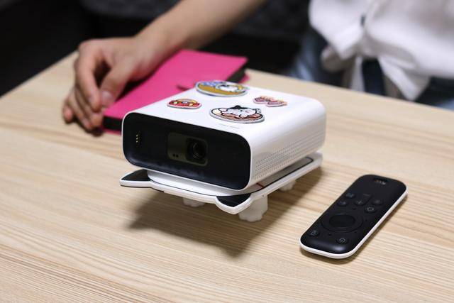 天猫精灵投影仪上手体验,小巧便携 内置电池,李佳琦带货推荐