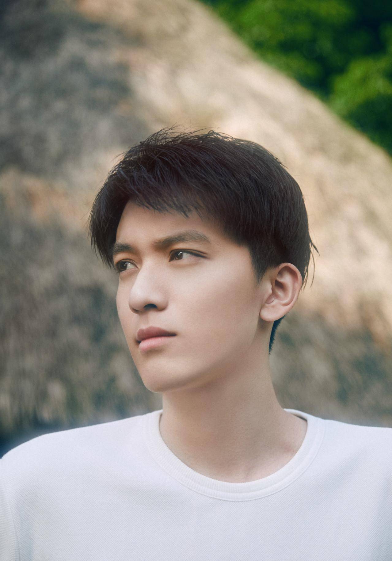 赵英博清爽夏日写真曝光少年脸尽展温柔侧颜杀