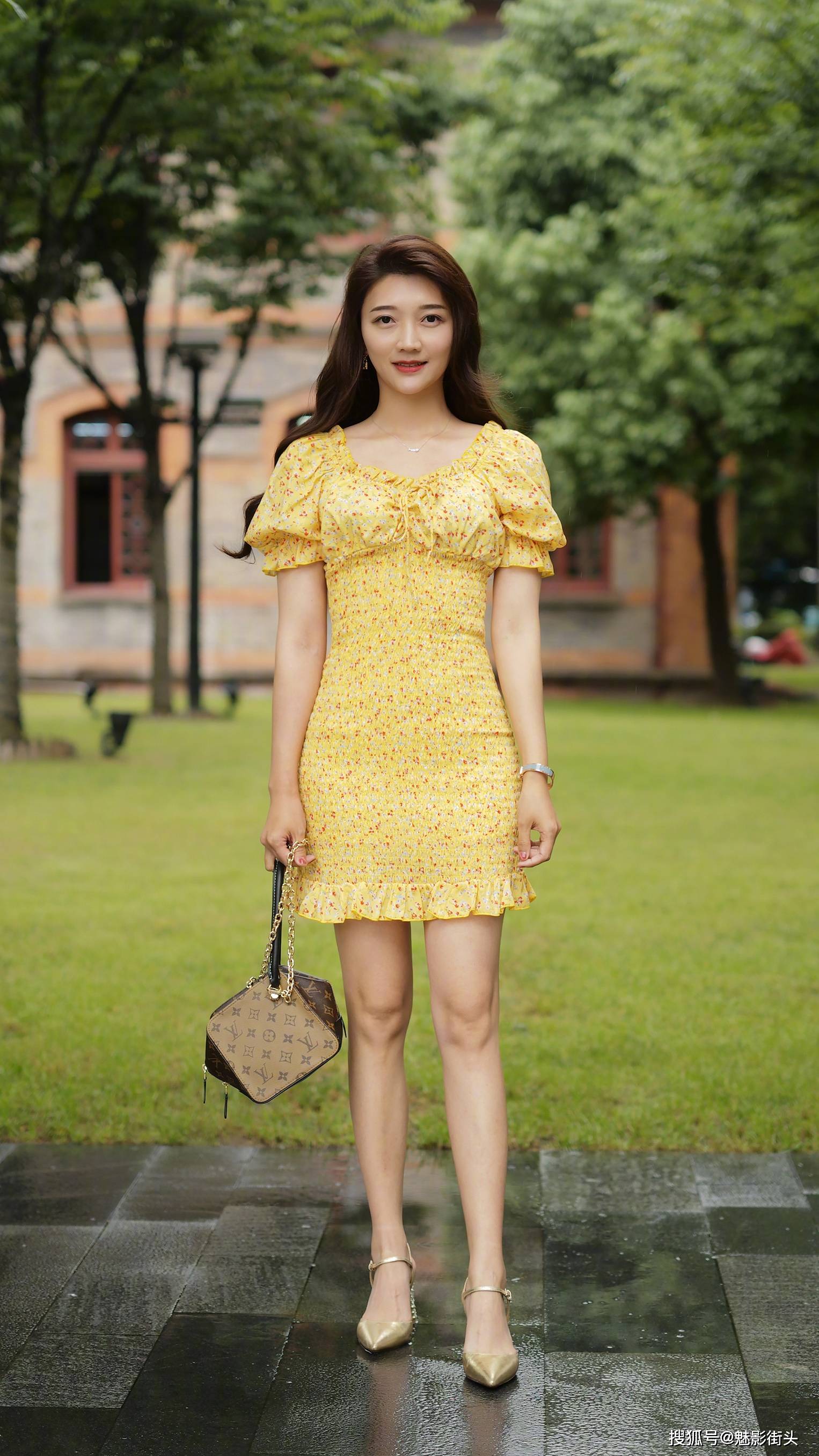 原创穿连衣裙还是搭配尖头细跟鞋更有女人味穿出自信展现气质美