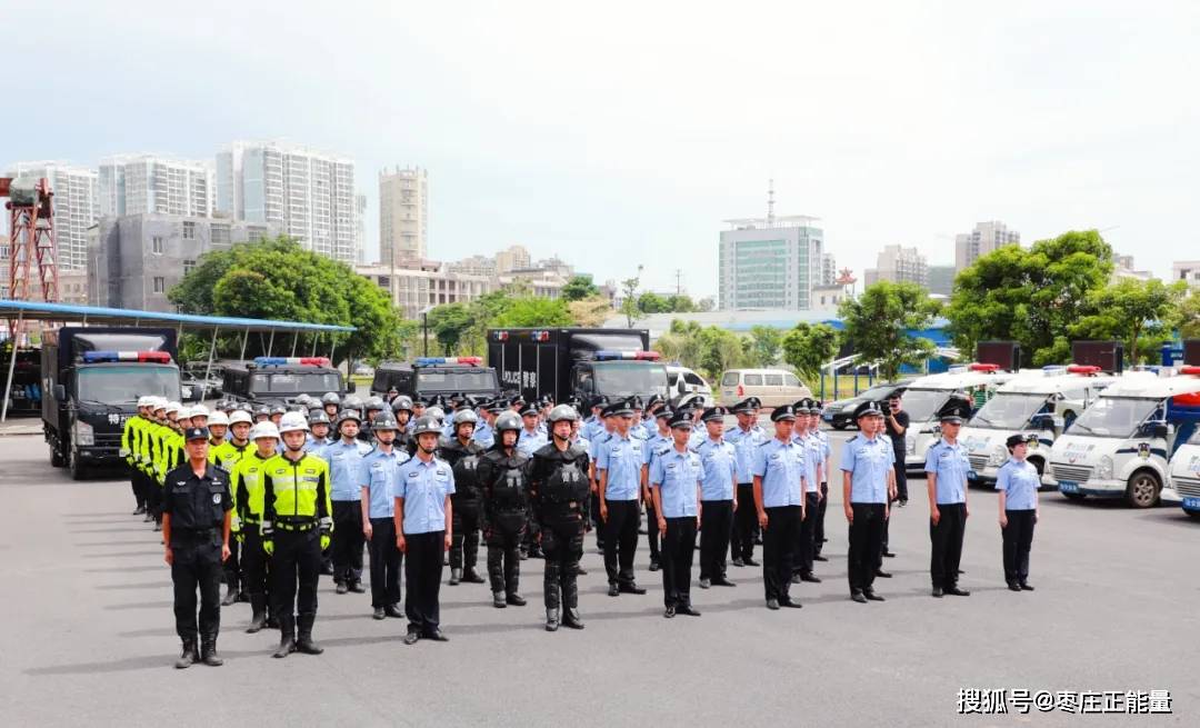 广西玉林市公安局举行警务辅助人员首次授衔暨工作证颁发仪式