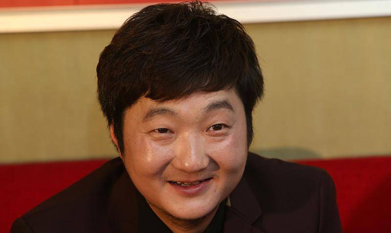 就出道了,还曾经和王宝强合作过《士兵突击》,出演许三多的哥哥许二和