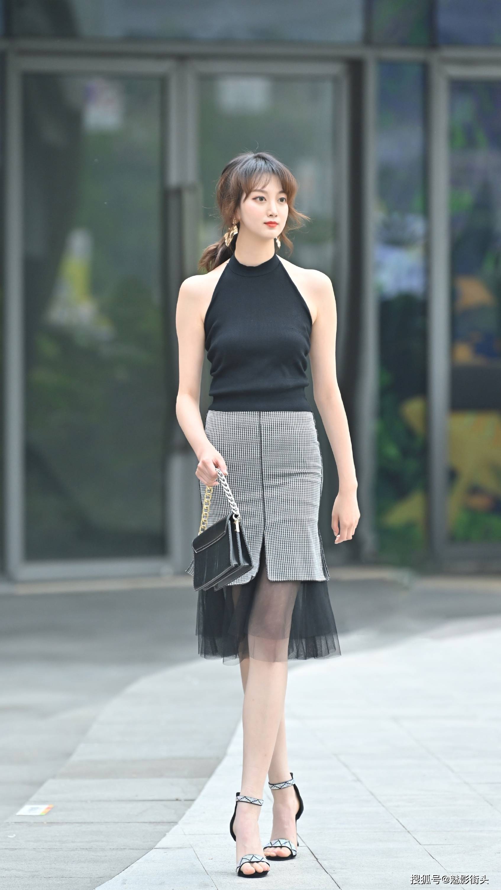 夏天穿连衣裙,时尚的美女搭配高跟鞋,挺拔舒展的感觉真好_手机搜狐网