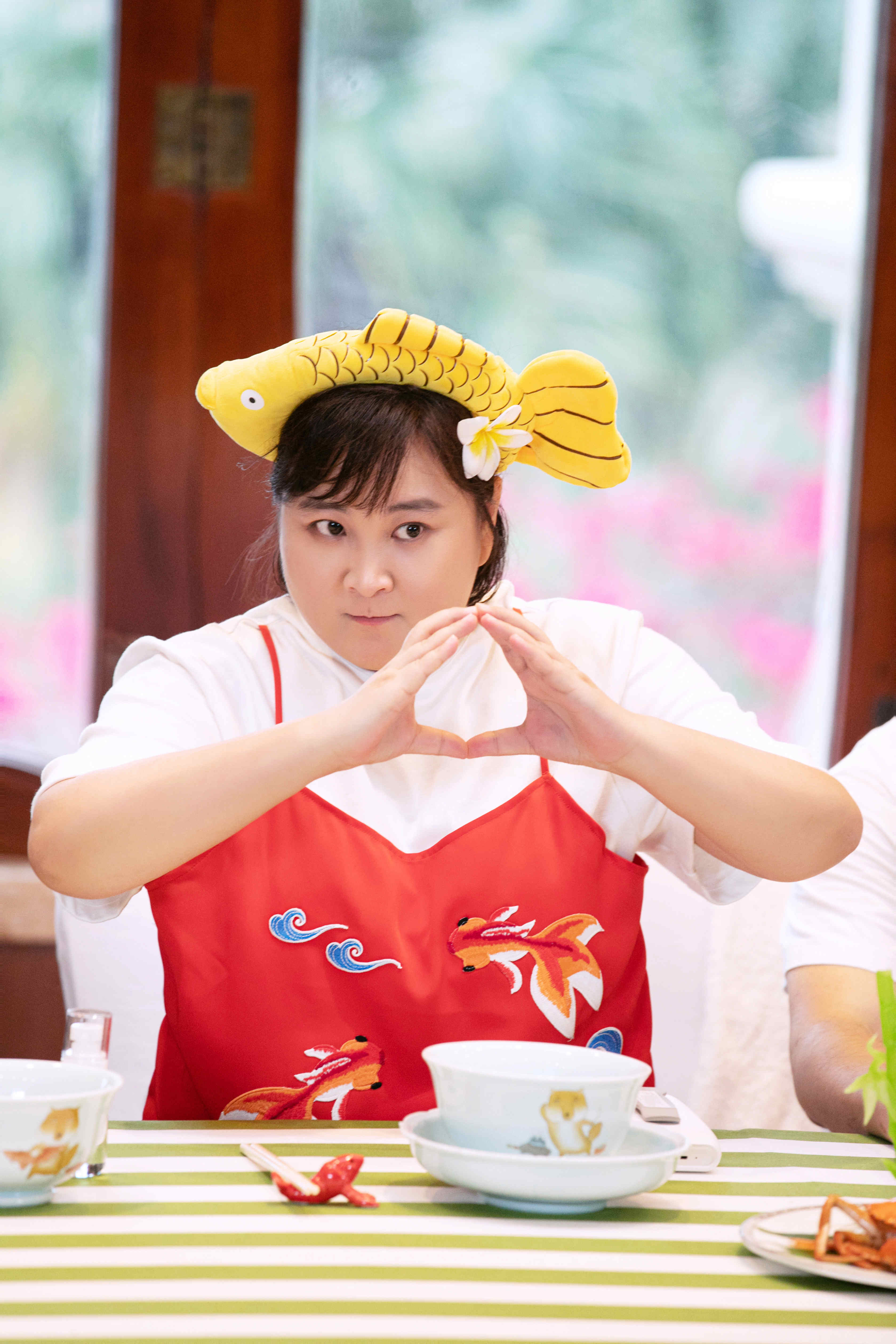 贾玲青春环游记2毫无包袱成气氛担当对话剪刀手被赞高情商