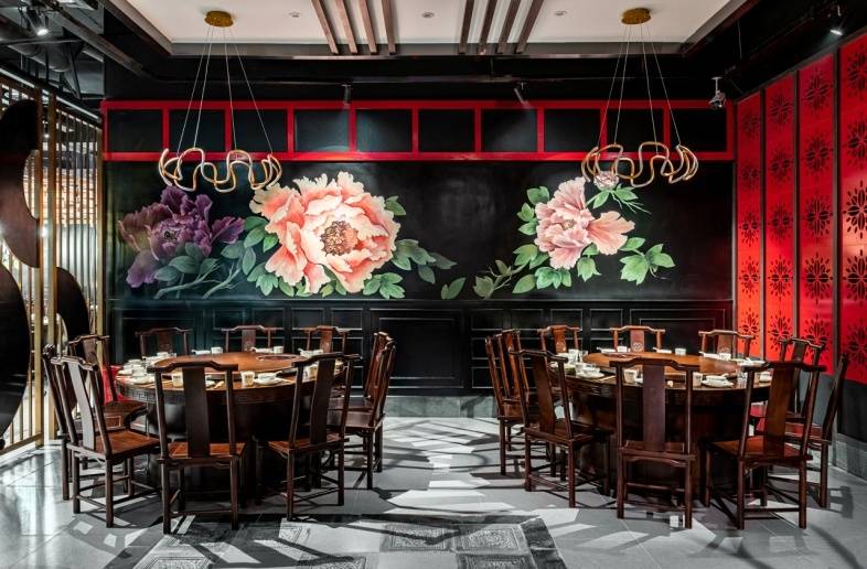 图案以黑底牡丹为主调,在墙绘的下方加上了类似护墙板的装饰,这是想要