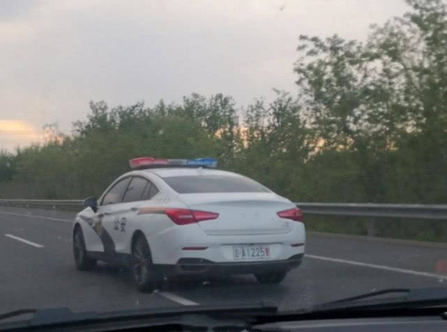 高速偶遇警車版紅旗h5,堪稱最美國產版警車,網友:早該這樣了!