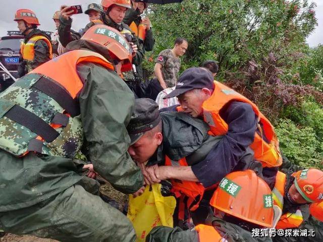 广西多地遭遇洪灾 武警官兵迅速救援
