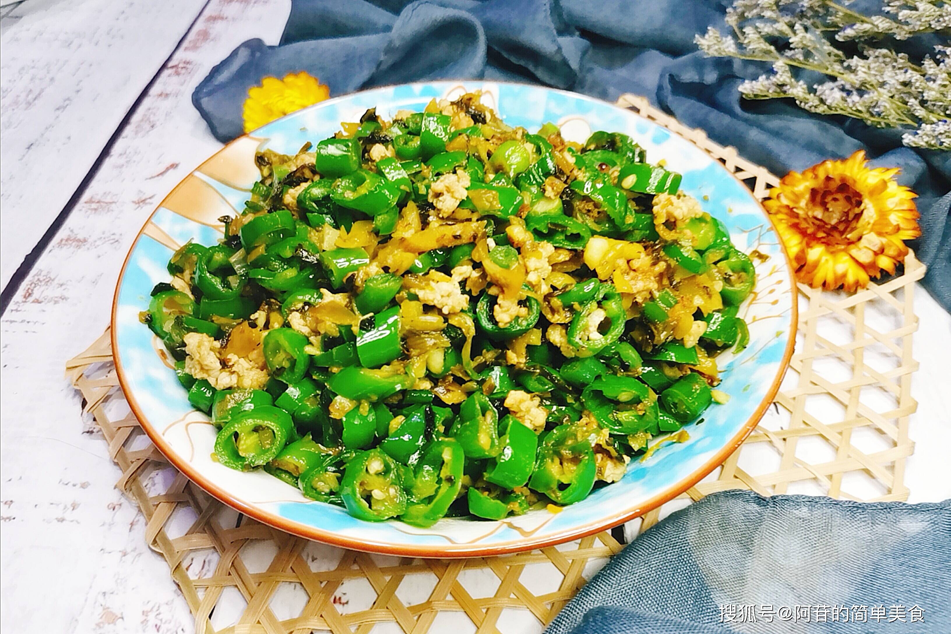 原创夏季菜谱好介绍,超开胃的雪菜肉末炒辣椒,保证吃了还想吃