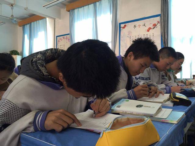 原创为何初中学校"禁止早恋",却还安排男女同桌?网友:原来如此!