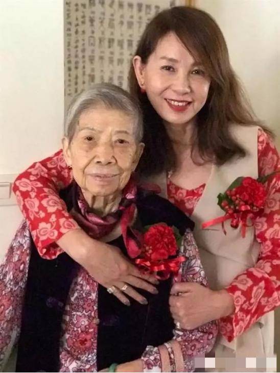 离了婚又患上癌症,整日混混沉沉的周丹薇从此振作了起来.