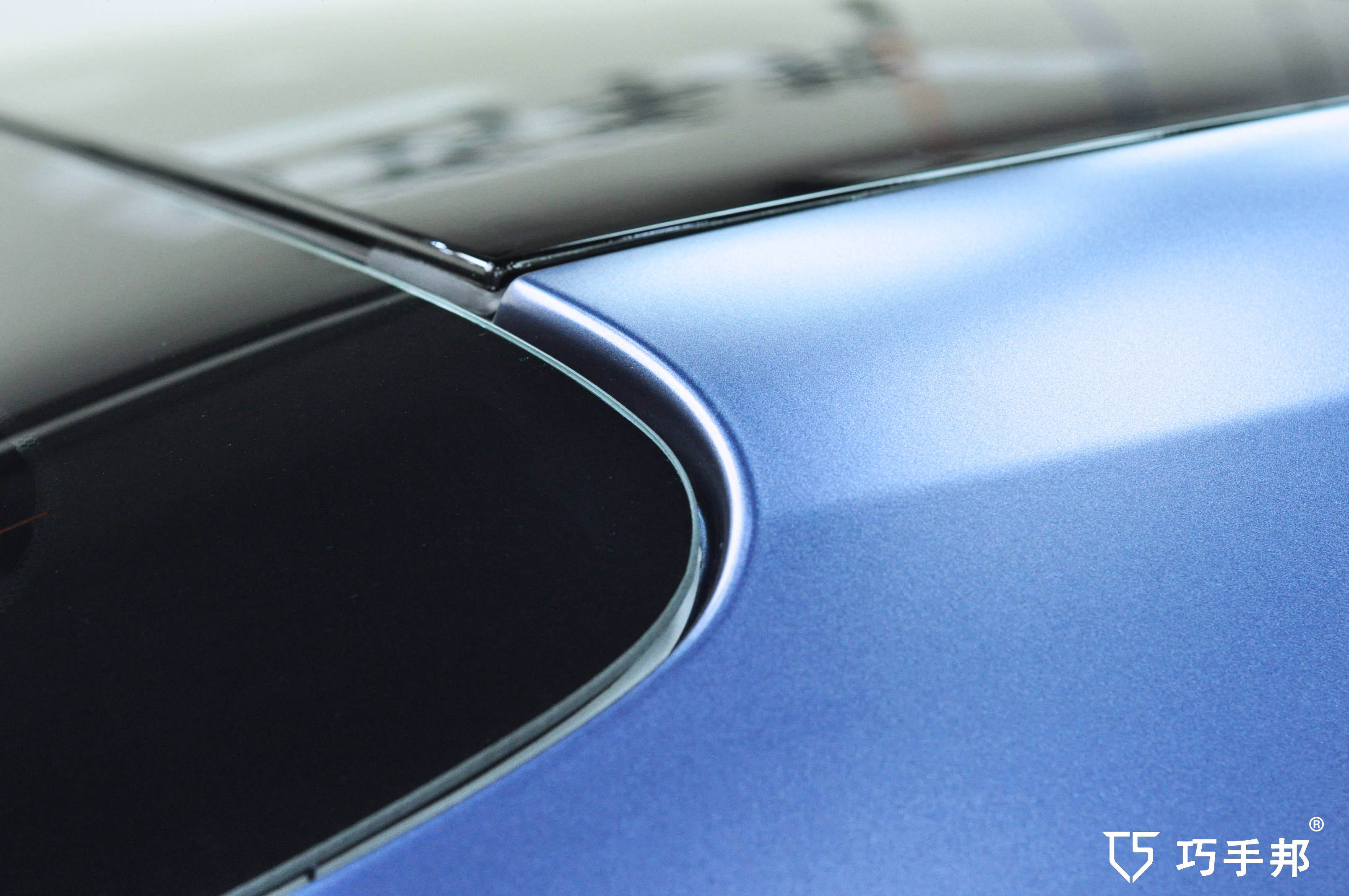 通过改色贴膜电光午夜蓝可以看到丰田凯美瑞更加的有时尚范,深蓝色的