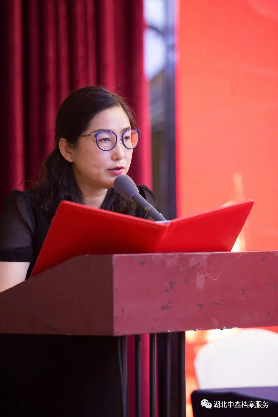 会议开始,由协会筹备组组长白玲汇报前期筹备工作,档案协会在宜昌市