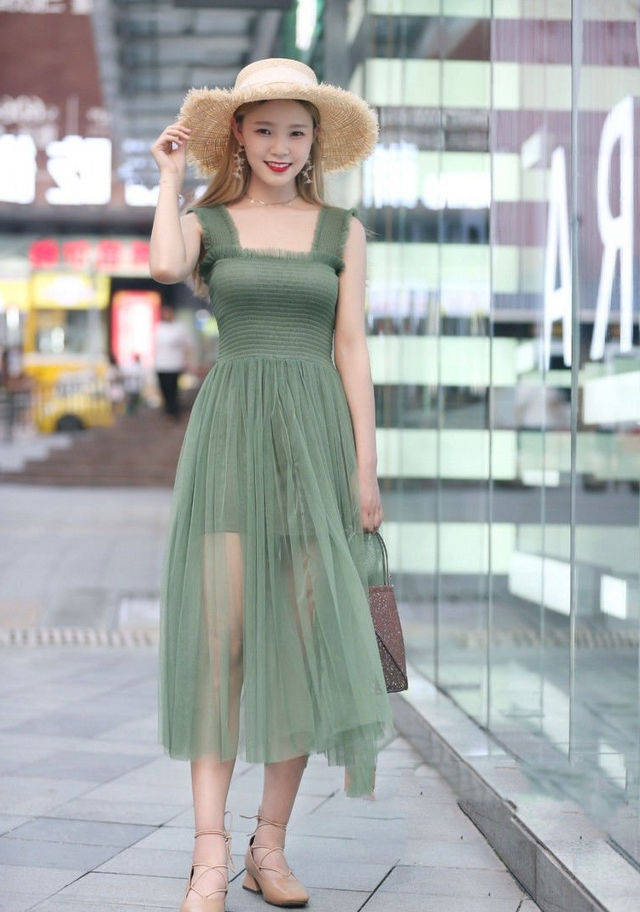 原创街拍小姐姐穿白色连衣裙轻盈柔美精致又漂亮