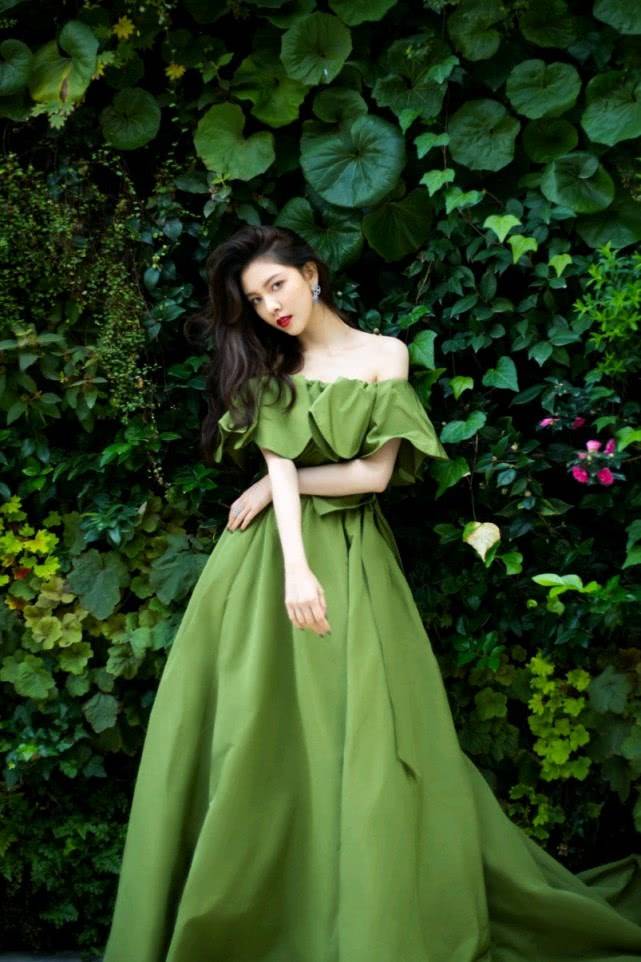 原创真的绝了!宋妍霏穿绿色长裙亮相,肤白貌美,女孩看了都羡慕