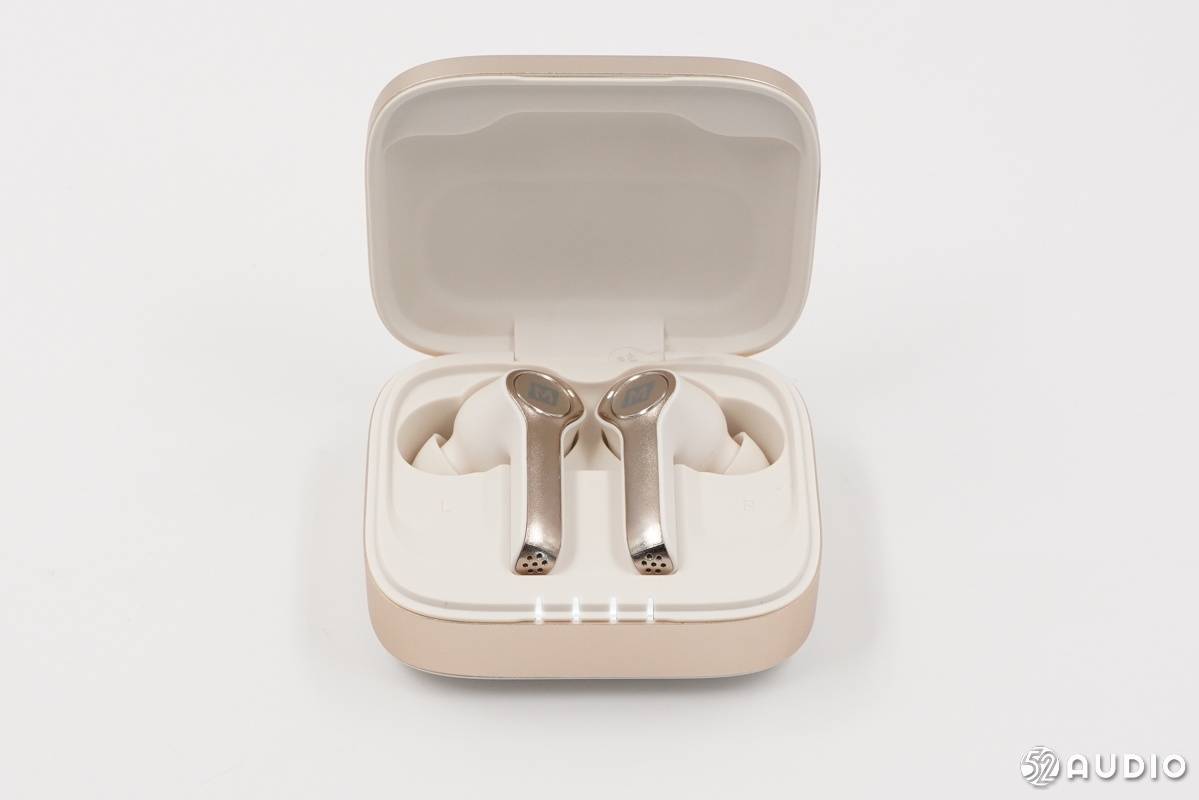 momax摩米士上架了一款主打商务风的tws耳机——momax摩米士bt5