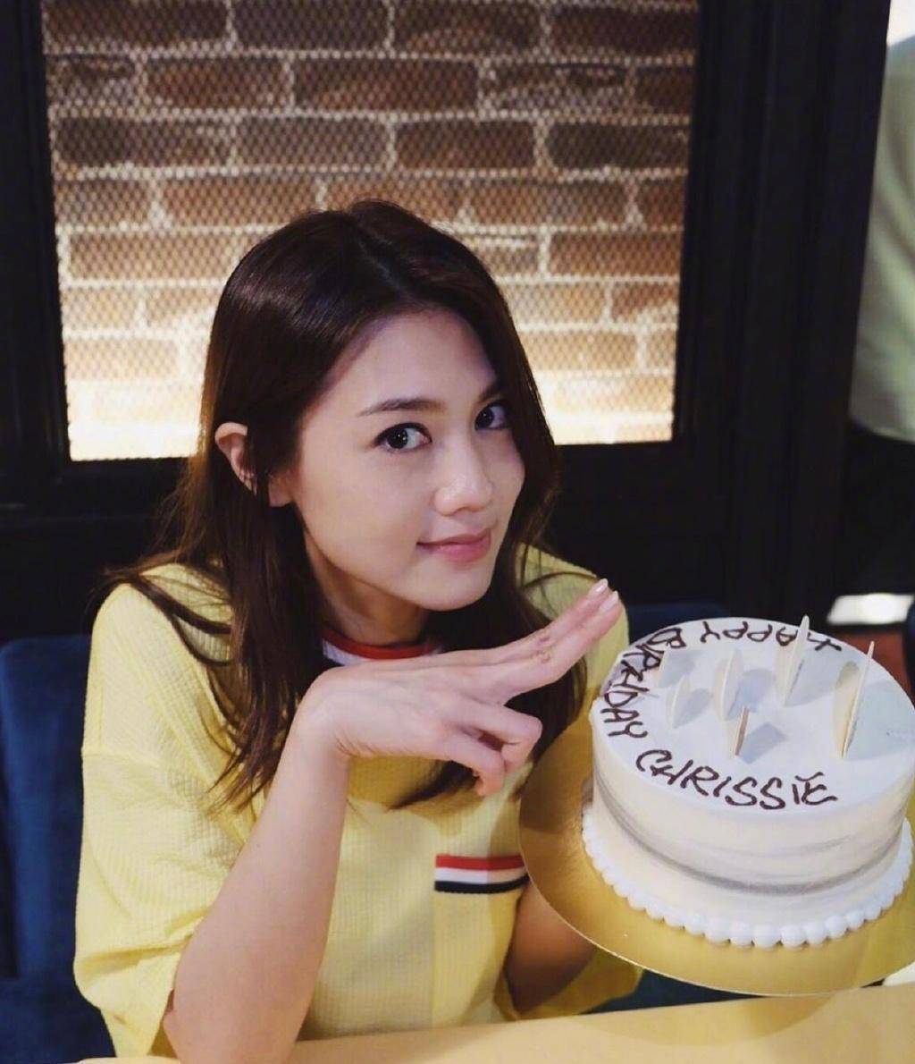 38岁黄宗泽为34岁周秀娜庆生,两人亲密合影,cp感十足