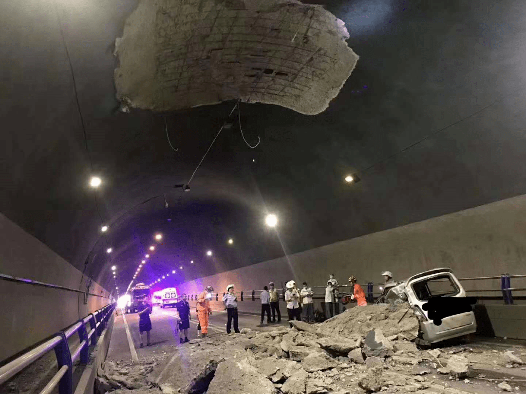 重大事故!四川雅安隧道洞顶内衬脱落,面包车司机被砸当场身亡