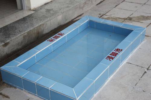 浸脚消毒池 为使每一游泳者和游乐者在进到游泳池或休闲游乐池以前的