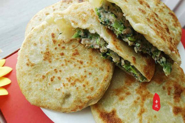 原创烙馅饼时不能火候过小时间过长,又软又香的馅饼,勤翻面多转转