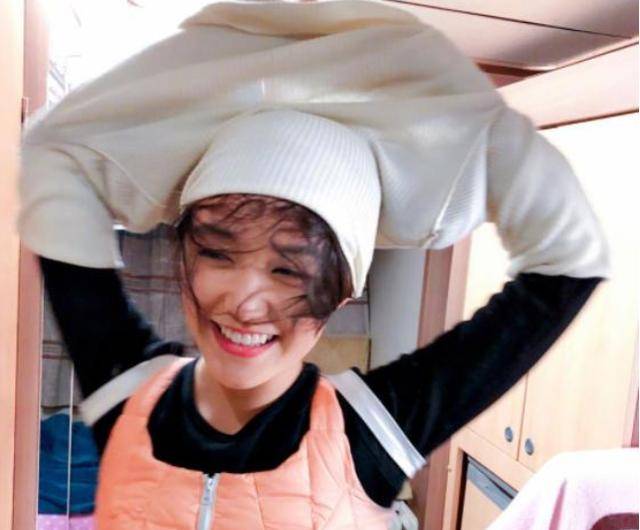 有种强迫症是看蒋依依脱毛衣,头发披散的到处都是,好想帮她一把