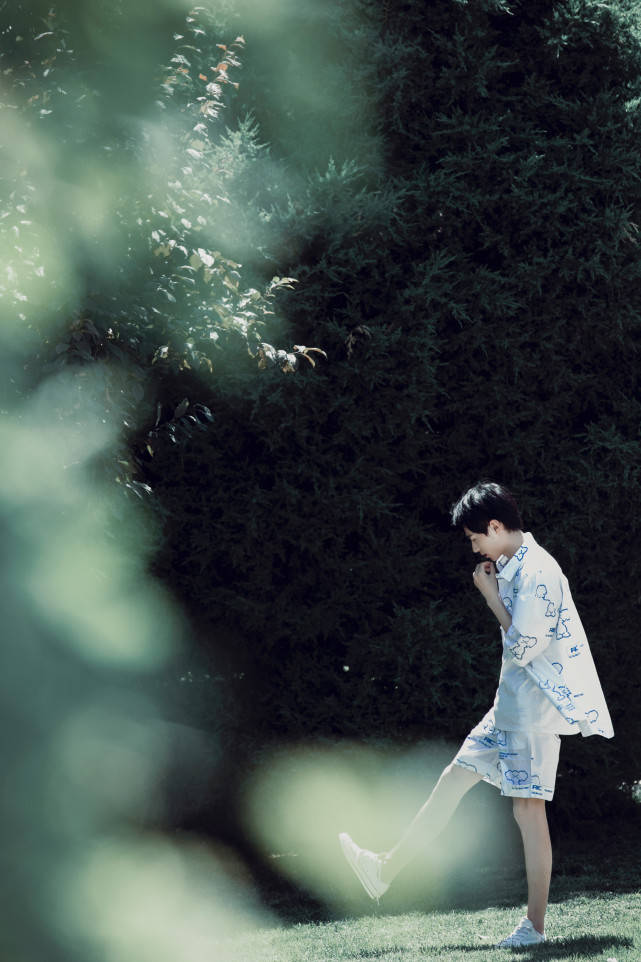 演员高凯户外写真曝光 温柔清爽尽显夏日清新