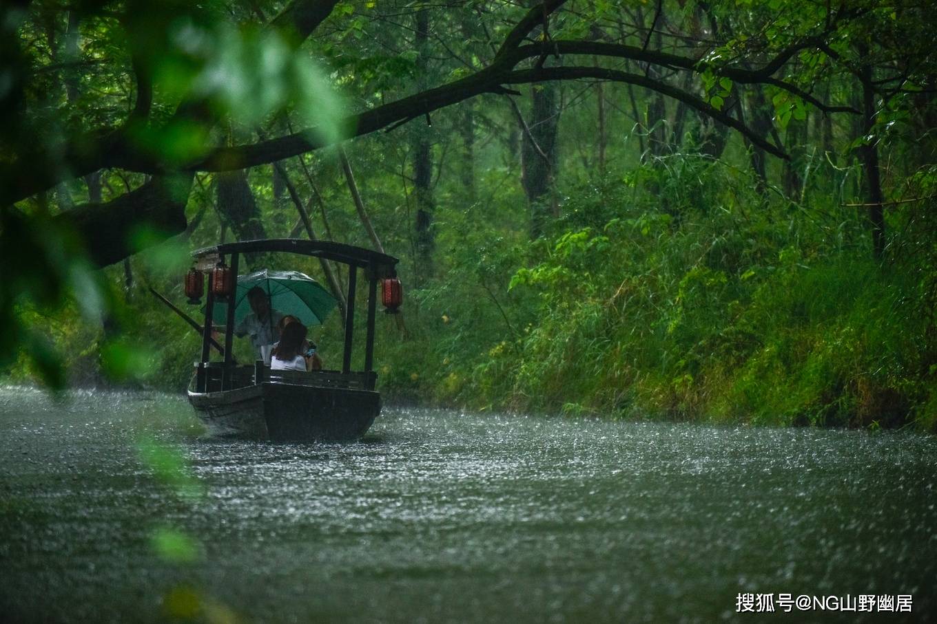 原创梅雨时的一场暴雨,摇曳了安静行驶的橹船,抒发烟雨江南的诗意