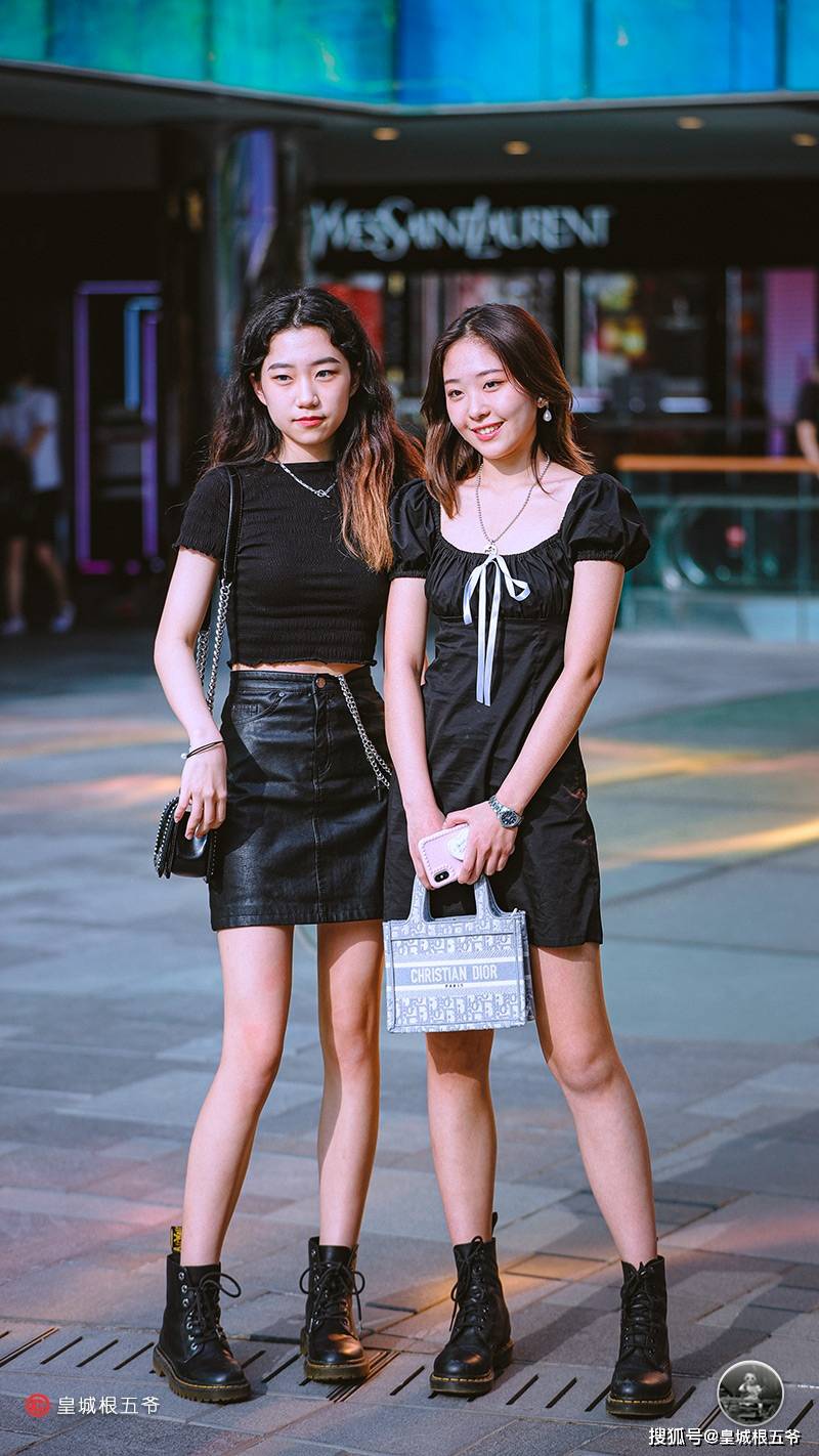 街拍夏日美女穿搭简明随性的穿搭尽显时尚魅力