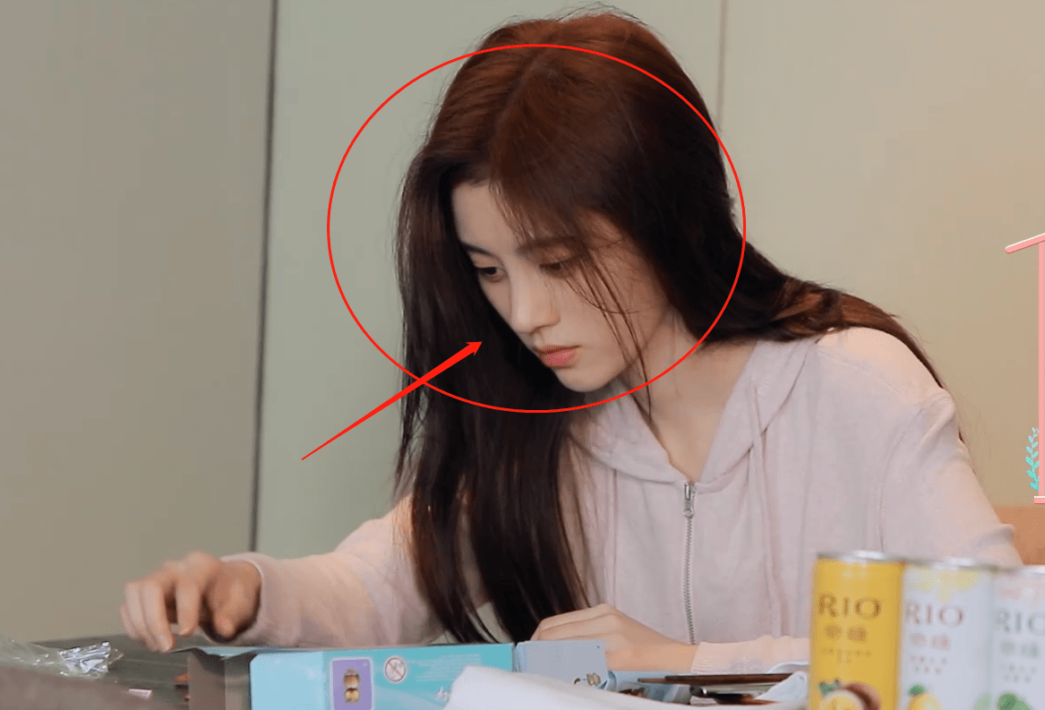 原创鞠婧祎素颜是什么水平?镜头拍到现场男嘉宾的表情,过于真实了