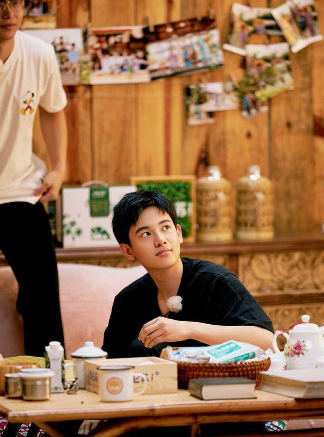 原创小别离重聚张子枫胡先煦见面好生疏还提到了tfboys遗憾