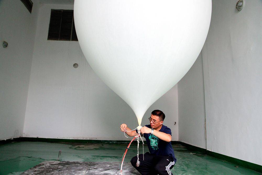 龙思朝正在为探空气球还如氢气