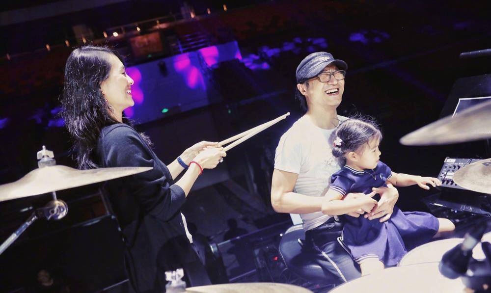 章子怡带醒宝为汪峰演唱会加油发微博庆祝结婚纪念日