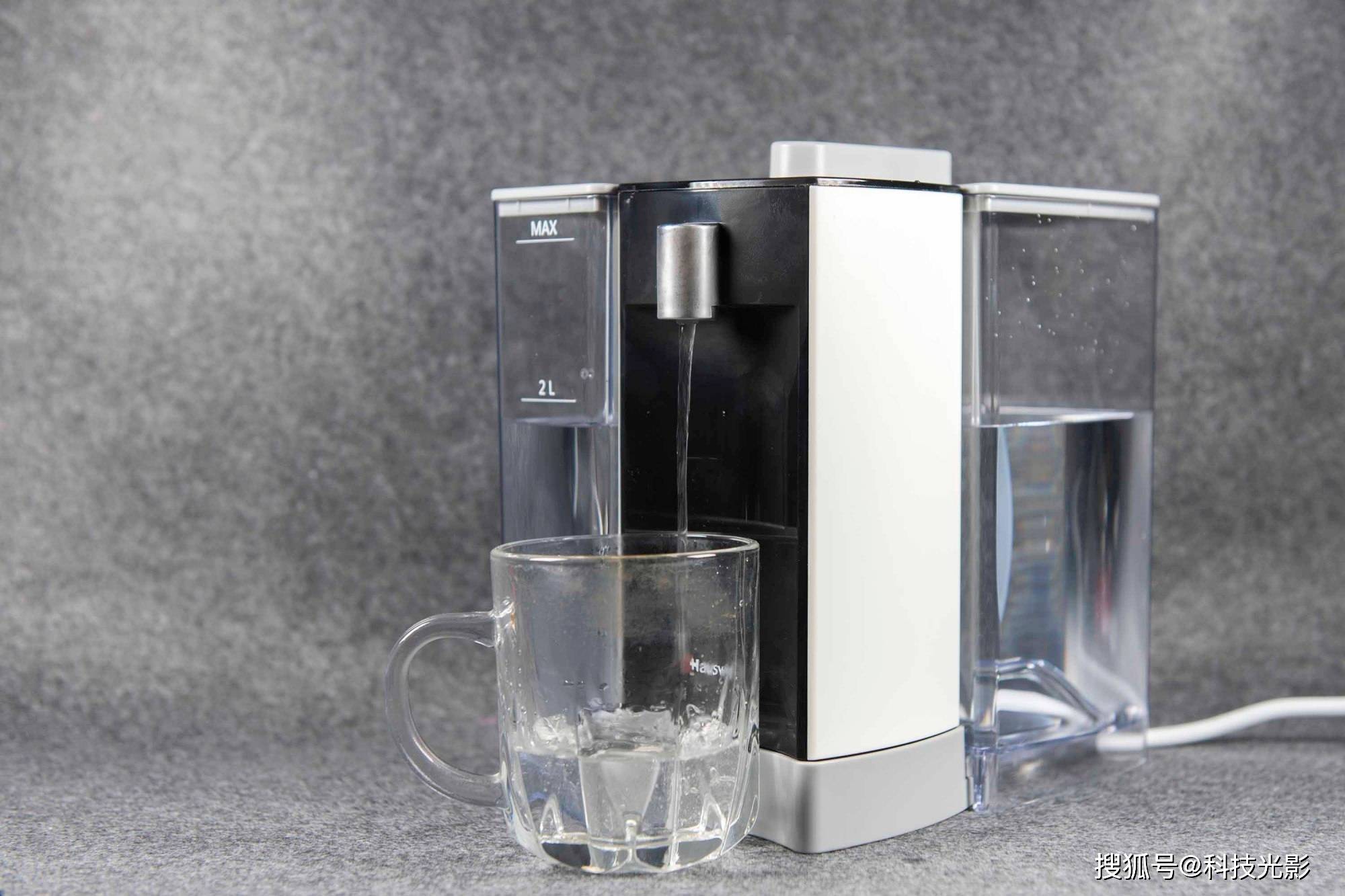 饮水器十分强大,虽然身材小巧,但是凭借1600w的强大功率和纳米石英管